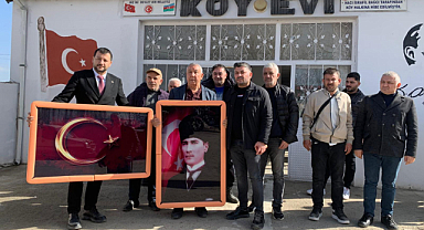 Özoğlu’ndan Taziye Evine Bayrak ve Atatürk Tablosu Desteği