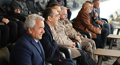 Iğdır Valisi Taşolar, Alagöz Holding Iğdır FK – Bodrum FK Maçını Başkan Vekili Alagöz ile Tribünden İzledi