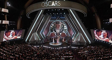 Kırmızı halıda savaşa hayır tepkisi - Dünyadan Haberler CNN Türk | Video