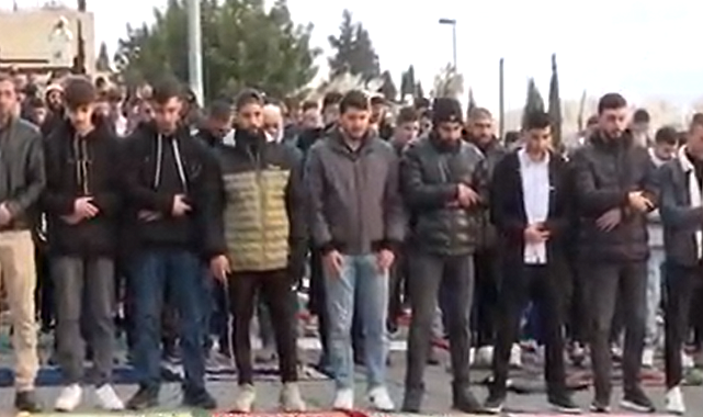 Mescid-i Aksa'da bayramda ibadet yasağı! Kudüslüler namazı sokakta kıldı