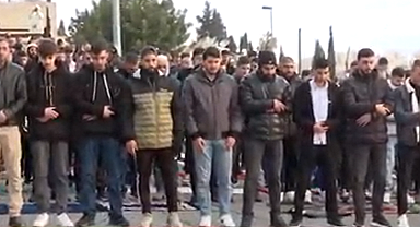 Mescid-i Aksa'da bayramda ibadet yasağı! Kudüslüler namazı sokakta kıldı