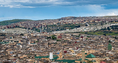 9 binden fazla sokağı var ama araba kullanmak yasak