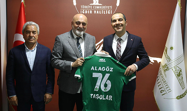 Alagöz Holding Iğdır Futbol Kulübü yönetimi, Iğdır Valisi M. Fırat Taşolar'ı makamında ziyaret etti