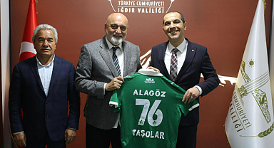 Alagöz Holding Iğdır Futbol Kulübü yönetimi, Iğdır Valisi M. Fırat Taşolar'ı makamında ziyaret etti
