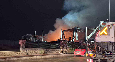 Ankara'da bir ilaç fabrikası çıkan yangın sonrası kullanılamaz hale geldi