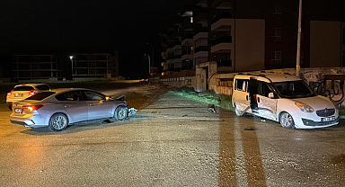 Ehliyetsiz sürücü ile alkollü sürücü kaza yaptı; 117 bin lira ceza