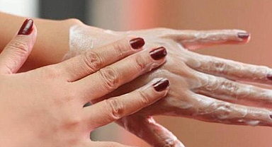 El Çatlaklarına Ne İyi Gelir? El Çatlakları Nasıl Geçer? El Çatlaklarına İyi Gelen Şeyler