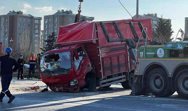 Esenler'de makas atarak ilerleyen otomobil kamyonete çarptı: 6 yaralı