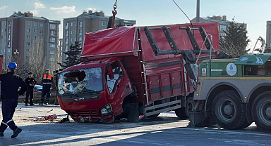 Esenler'de makas atarak ilerleyen otomobil kamyonete çarptı: 6 yaralı