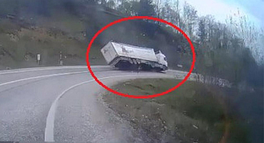 Freni boşalan TIR'ın virajda devrildiği kaza kamerada