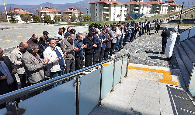Iğdır Üniversitesi’nde Şehit Öğretmen ve Öğrenciler İçin Gıyabi Cenaze Namazı Kılındı