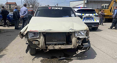 İki araç çarpıştı, 4 araç hasar aldı