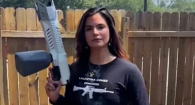 İslam karşıtı kadın provokatörün İngiltere'ye girişine iptal