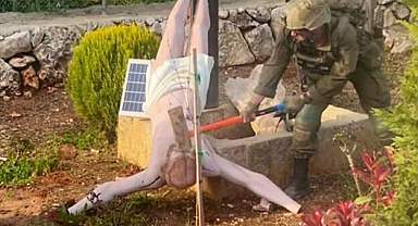 İsrail askerinden İsa heykeline çirkin saldırı