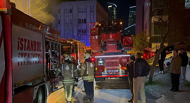 Kağıthane'de 5 katlı iş hanında yangın