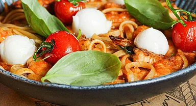 Karidesli ve taze mozzarellalı linguine tarifi: Sofranıza renk ve lezzet katacak!