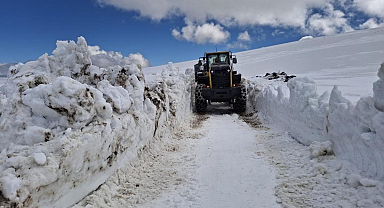 Kars'ta kar nedeniyle köy yolları kapandı