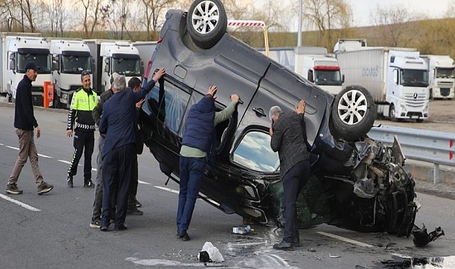 Kavuşsak dönüşünde kaza... Araç savruldu, 4 yaralı