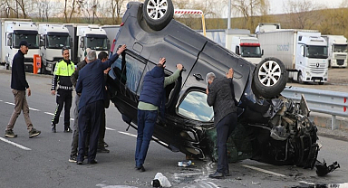Kavuşsak dönüşünde kaza... Araç savruldu, 4 yaralı