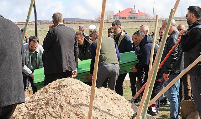 Köpeklerin saldırısında hayatını kaybeden küçük Hamza, toprağa verildi