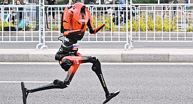Maratonda robot insan rekorunu kırdı