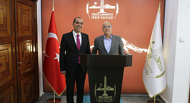 Milli Savunma Bakanlığı eski Bakan Yardımcısı Şuay Alpay, Iğdır Valisi M. Fırat Taşolar'ı makamında ziyaret etti