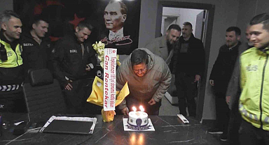 Polisi karşılarında görünce önce rol icabı kavga ettiler sonra pasta kestiler