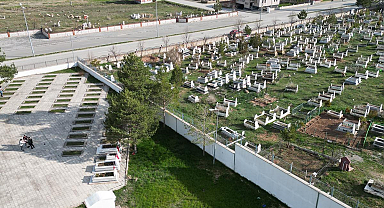 Şehitlerin mezarlarıyla sivillerin mezarları arasındaki fark gündem oldu!