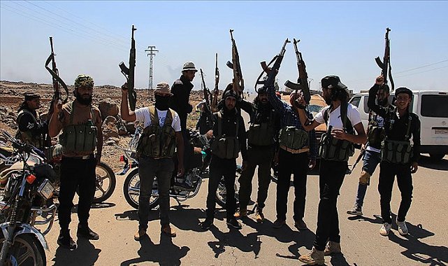 Suriye'de devrik rejim unsurları ile güvenlik güçleri arasında çatışma