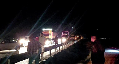 Tır yan yattı, yol trafiğe kapandı: 1 yaralı