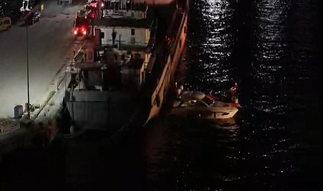 Üsküdar'da gemiye çarpan tekne battı; 5 kişi kurtarıldı
