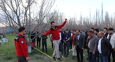 Vali Taşolar Kayısı Çiçeği Festivali'ni Ziyaret Etti