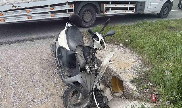 Yoldan çıkan motosikletten düşen 1'i çocuk 3 kişi yaralandı