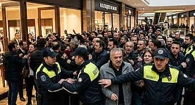 5 yıl sonra çöpe gidecek saat için az kalsın birbirlerini eziyorlardı