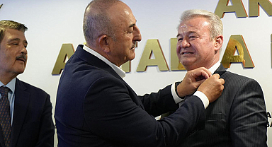 AK Parti'ye geçtiler: Törenle rozetleri takıldı