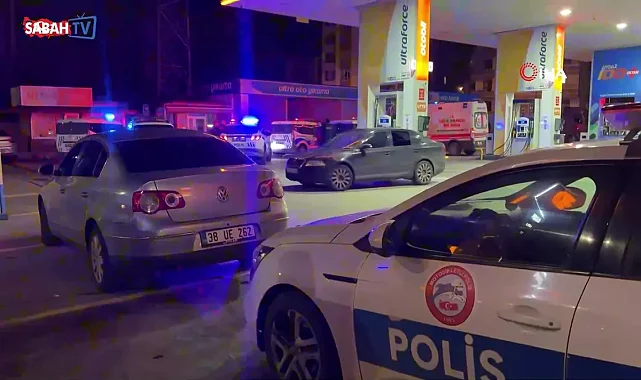 Akaryakıt istasyonunda bıçaklı kavga: 1 ölü, 2 yaralı | Video videosunu izle