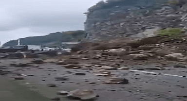 Artvin'de heyelan; yol ulaşım kapandı