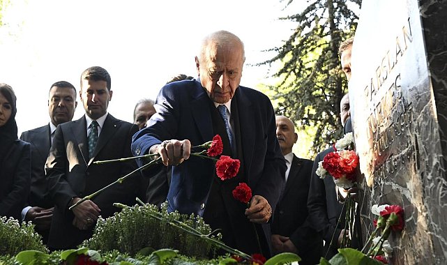 Devlet Bahçeli, Alparslan Türkeş'in kabrini ziyaret etti