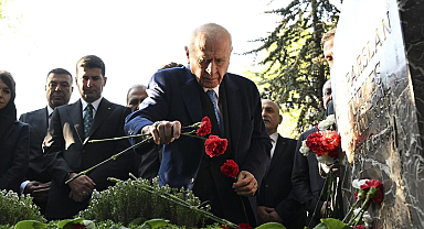 Devlet Bahçeli, Alparslan Türkeş'in kabrini ziyaret etti