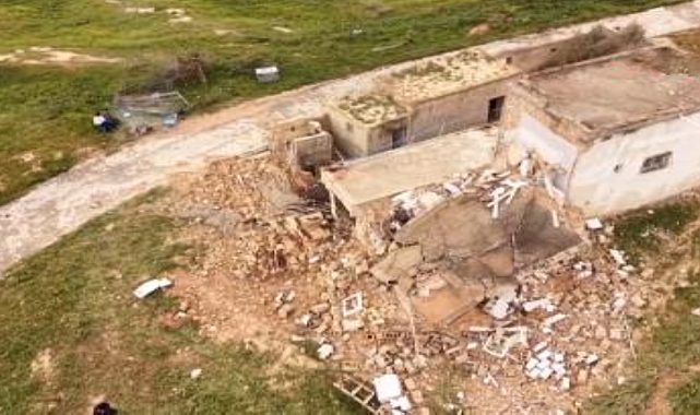 Fırtına 85 yaşındaki kadının evini elinden aldı
