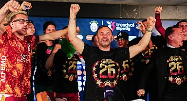 Galatasaraylı futbolculardan, basın toplantısında sulu kutlama