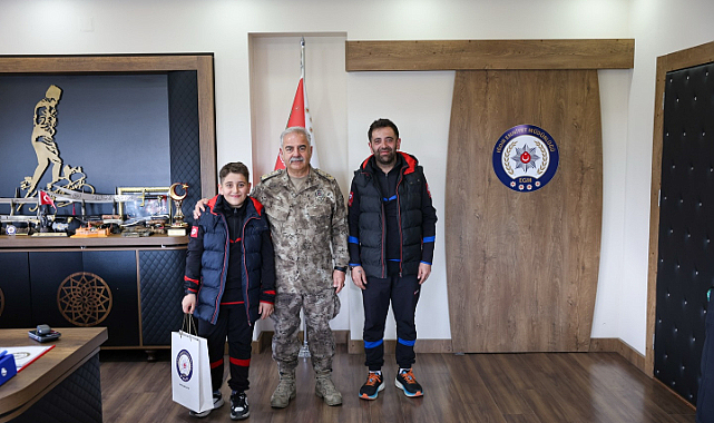 Genç Boksör Ali Rıza Taldari İl Emniyet Müdürü Niyazi Turgay'ı Ziyaret Etti