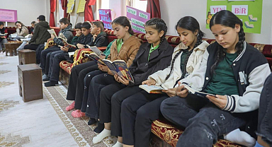 Gençte protokol üyeleri, öğrencilerle kitap okudu