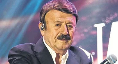 Hologram ile Zeki Müren'i sahnesine aldı