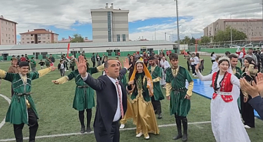 Iğdır’da 19 Mayıs Coşkusu: Vali Taşolar Gençlerle Halay Çekti