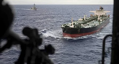 İngiltere Deniz Ticaret Örgütü duyurdu: BAE açıklarında bir petrol tankerine mühimmat isabet etti