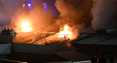İstanbul'da fabrika yangını! Ekipler teyakkuza geçti