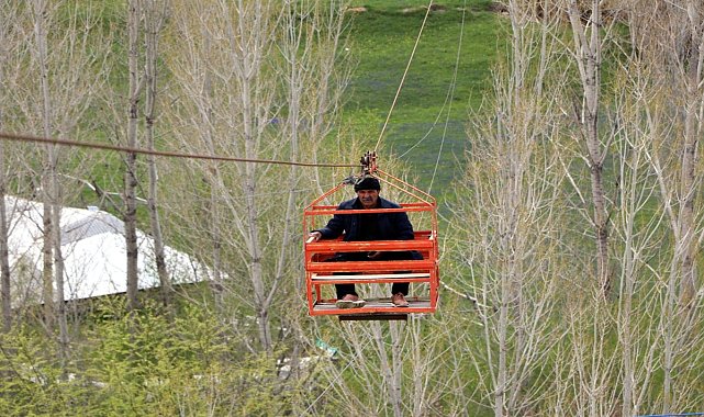 Karadeniz'de gördü, Van'da uyguladı; teleferik sistemi ile bahçesine 40 dakika yerine 40 saniyede ulaşıyor