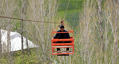 Karadeniz'de gördü, Van'da uyguladı; teleferik sistemi ile bahçesine 40 dakika yerine 40 saniyede ulaşıyor