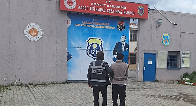 Kars’ta 8 yıl 4 ay hapis cezası bulunan firari yakalandı